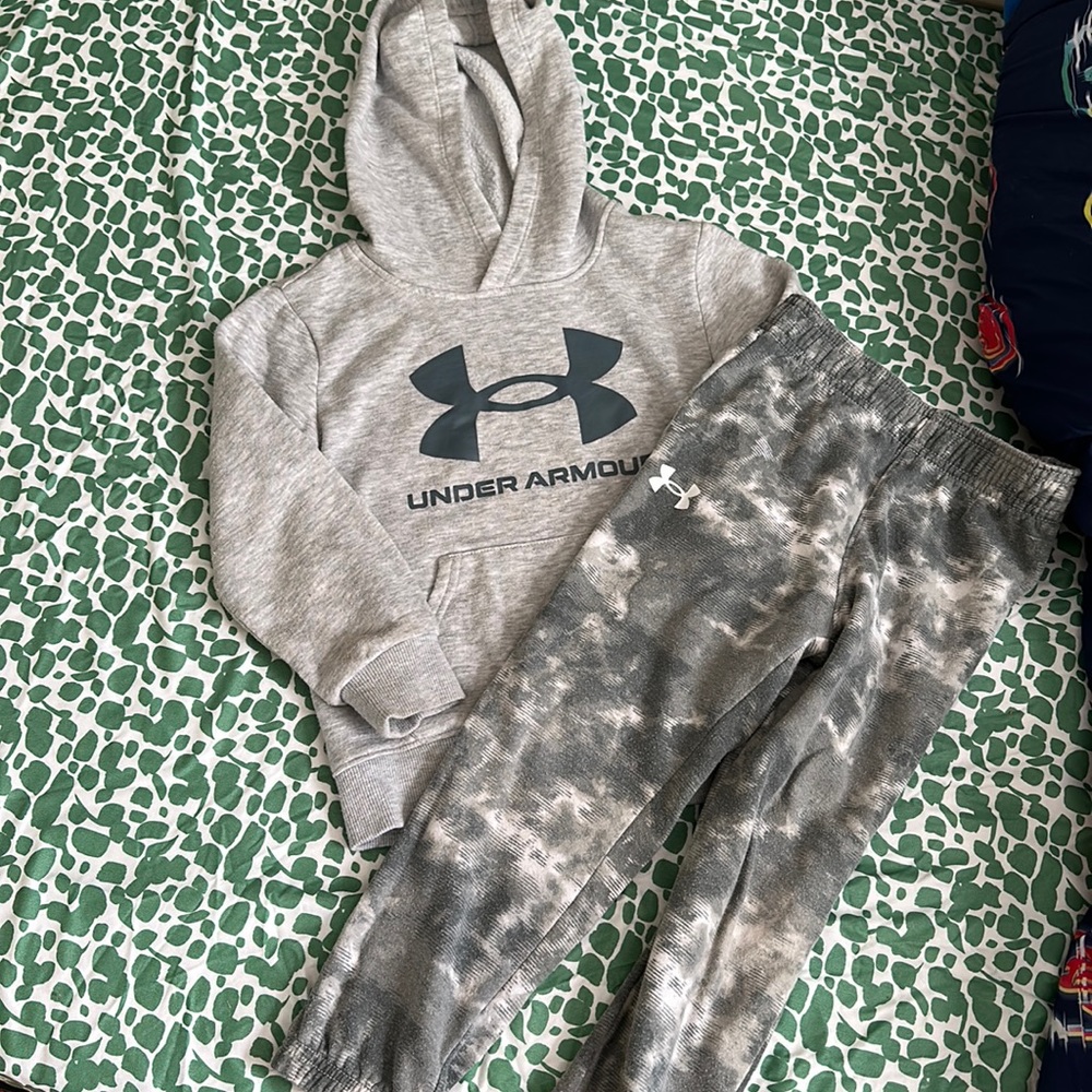 UNDER ARMOUR matching sweat outfit. Boys size 5.